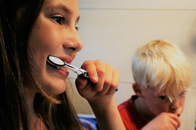 děti při čištění zubů