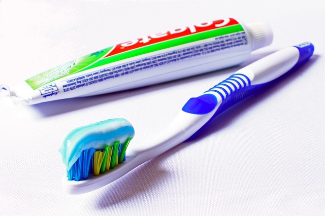 kartáček a zubní pasta